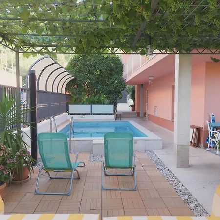 Poolside Paradise - A Hidden Gem In Апартаменти Спліт