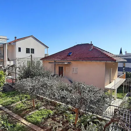 Poolside Paradise - A Hidden Gem In Спліт