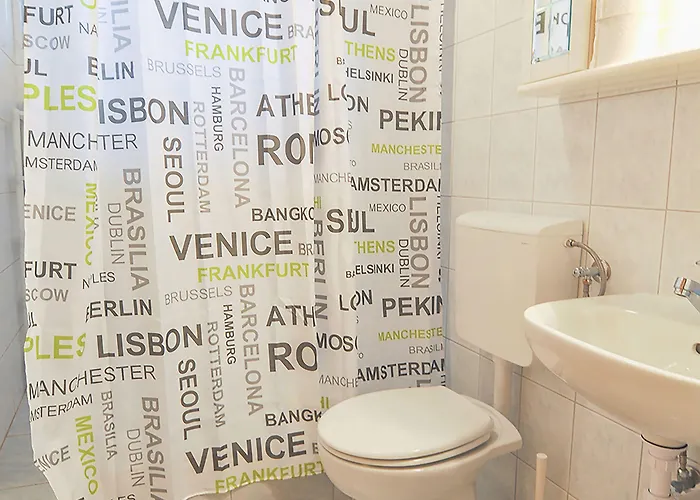 Poolside Paradise - A Hidden Gem In Апартаменти