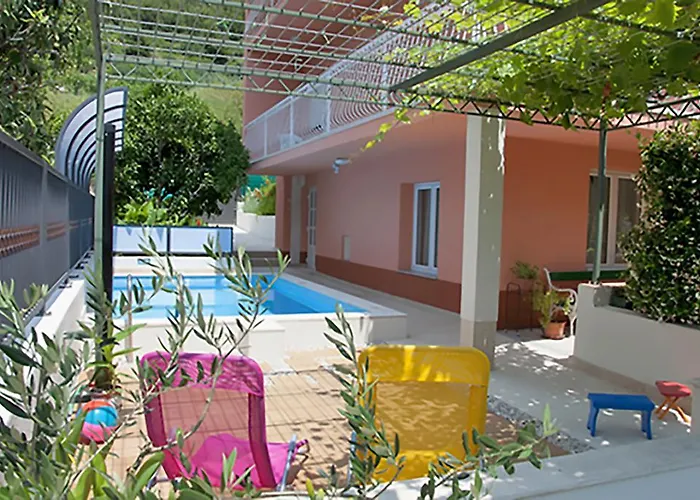 Апартаменти Poolside Paradise - A Hidden Gem In Спліт