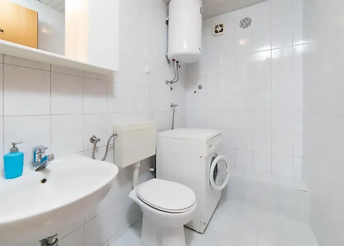 Poolside Paradise - A Hidden Gem In Апартаменти *