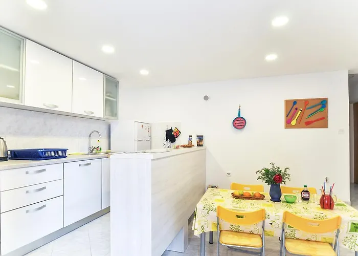 Poolside Paradise - A Hidden Gem In Спліт