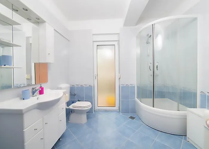 Poolside Paradise - A Hidden Gem In Split Lägenhet