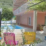 Poolside Paradise - A Hidden Gem In Split Apartman