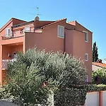 Poolside Paradise - A Hidden Gem In Split Apartman *
