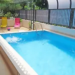 Poolside Paradise - A Hidden Gem In Split Apartman Split