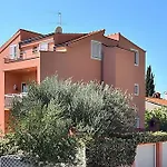 Poolside Paradise - A Hidden Gem In Split Apartman