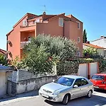 Poolside Paradise - A Hidden Gem In Split Apartman