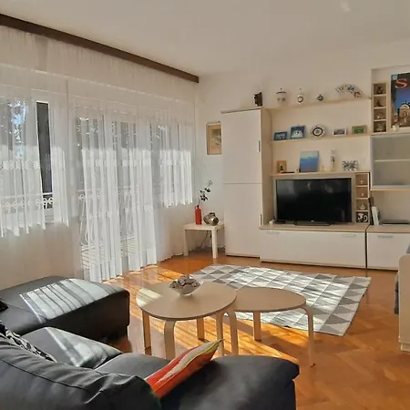 Poolside Paradise - A Hidden Gem In Apartmán Split