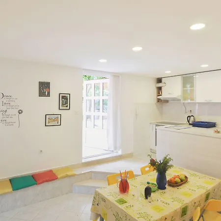 Poolside Paradise - A Hidden Gem In Apartmán Split