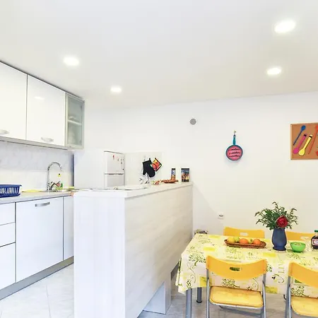 Poolside Paradise - A Hidden Gem In Σπλιτ