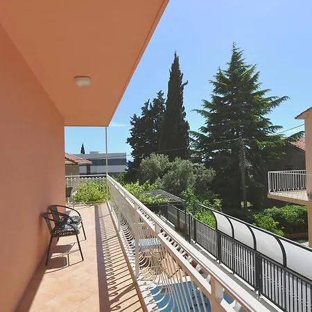 Poolside Paradise - A Hidden Gem In Apartmán Split