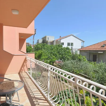 Poolside Paradise - A Hidden Gem In Apartmán Split