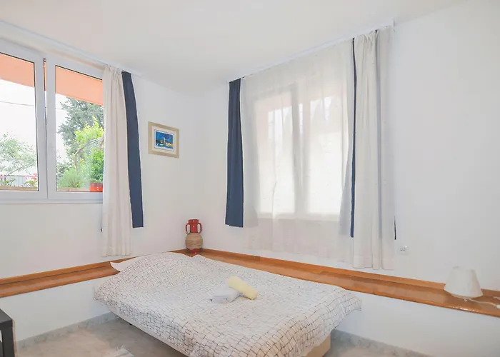 Poolside Paradise - A Hidden Gem In アパート