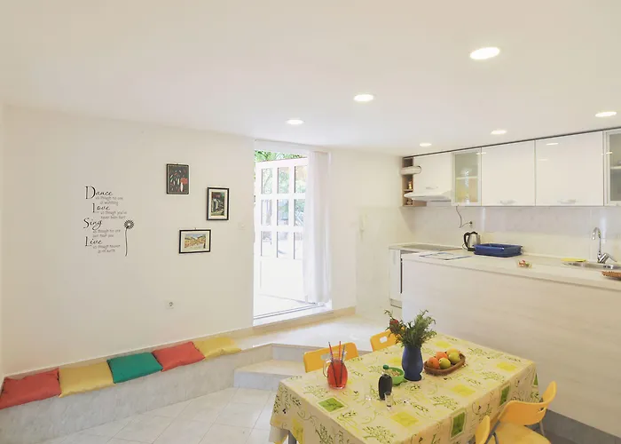 Poolside Paradise - A Hidden Gem In Lejlighed Split