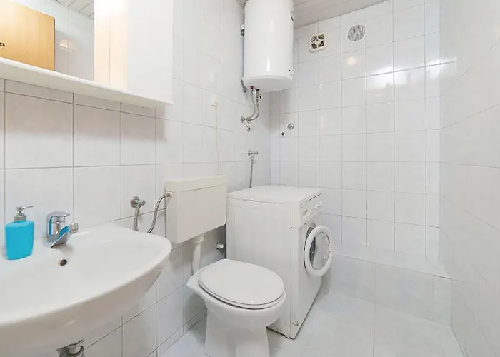 Poolside Paradise - A Hidden Gem In スプリト