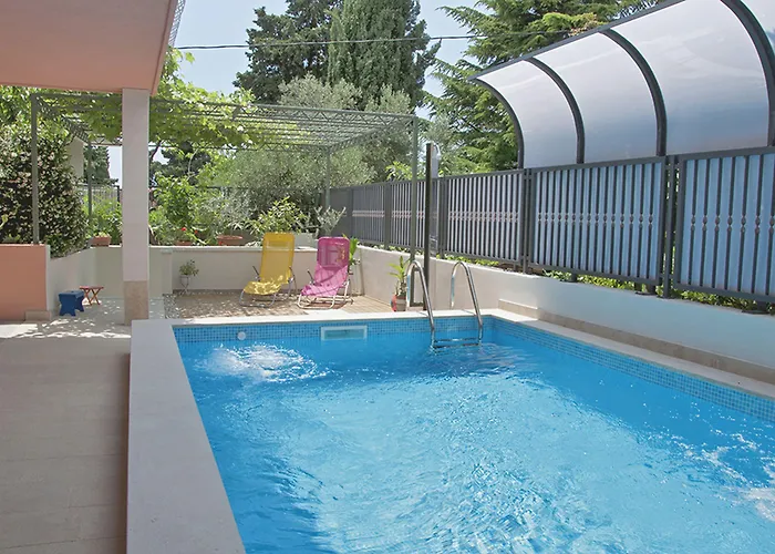 Poolside Paradise - A Hidden Gem In Lejlighed