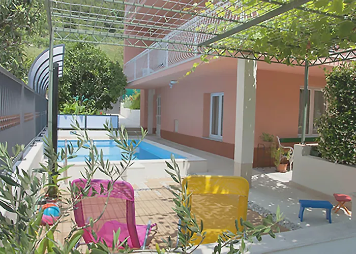 Poolside Paradise - A Hidden Gem In Lejlighed