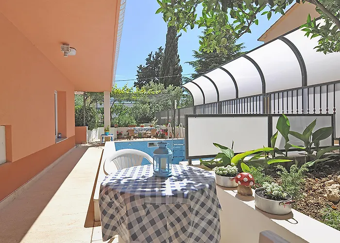 Poolside Paradise - A Hidden Gem In Lejlighed