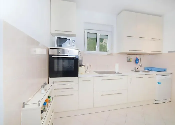 Poolside Paradise - A Hidden Gem In *