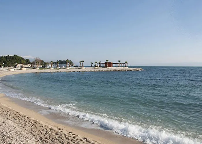 Poolside Paradise - A Hidden Gem In 아파트