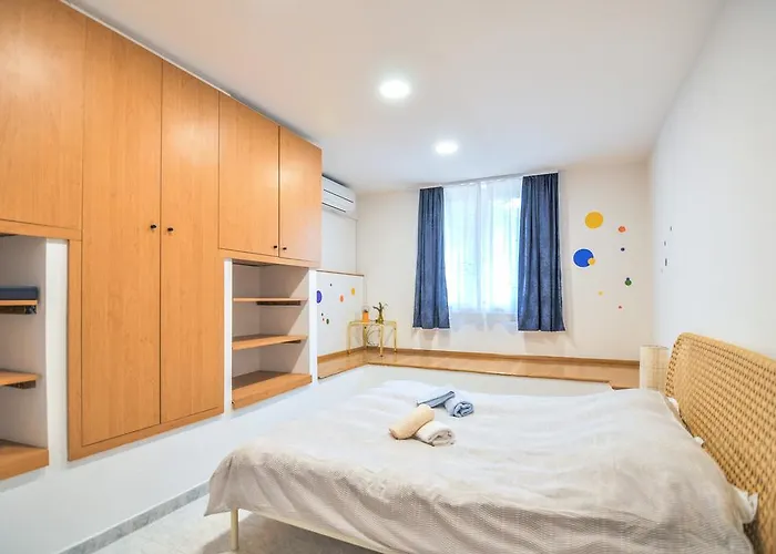 Poolside Paradise - A Hidden Gem In Lejlighed *