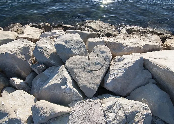 Poolside Paradise - A Hidden Gem In Lejlighed *