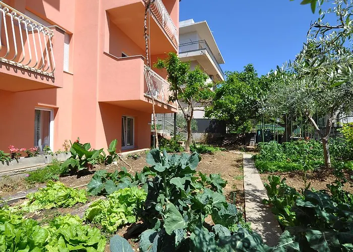 Poolside Paradise - A Hidden Gem In Lejlighed *