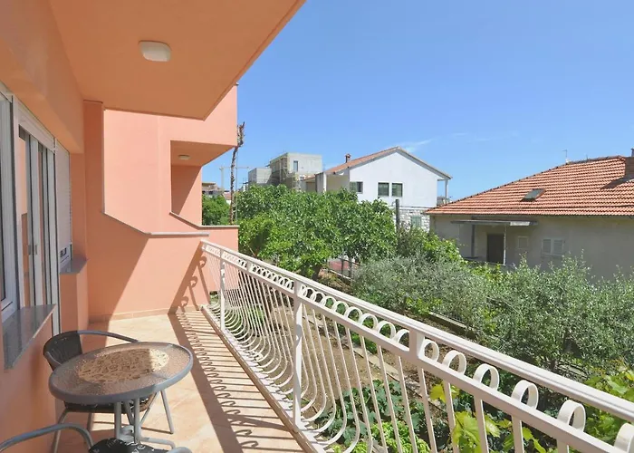 Poolside Paradise - A Hidden Gem In Lejlighed Split