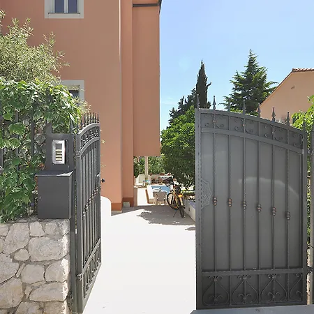 Appartement Poolside Paradise - A Hidden Gem In