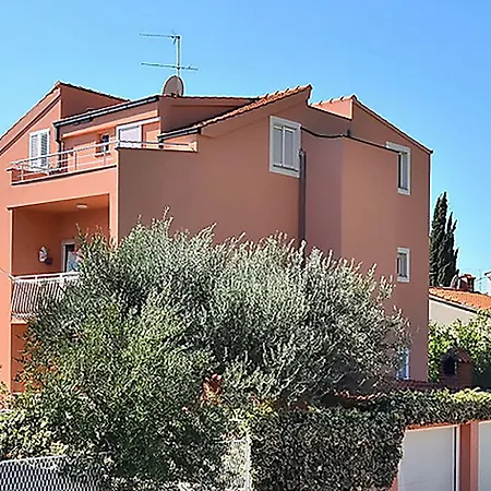 Poolside Paradise - A Hidden Gem In Appartement *