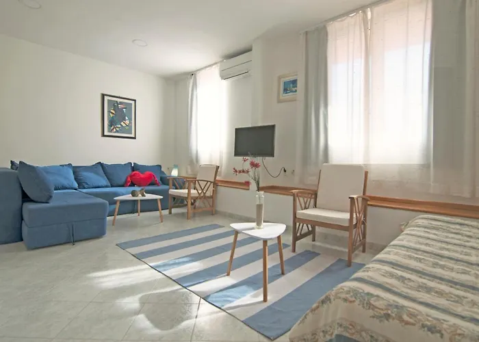 Poolside Paradise - A Hidden Gem In Appartement