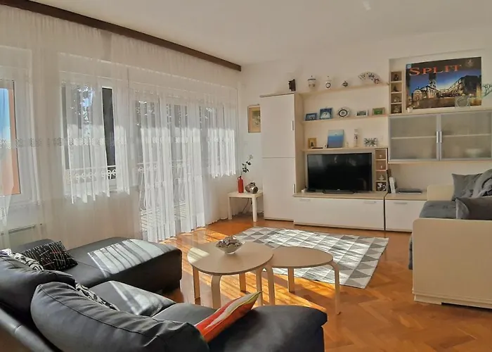 Poolside Paradise - A Hidden Gem In Appartement Split