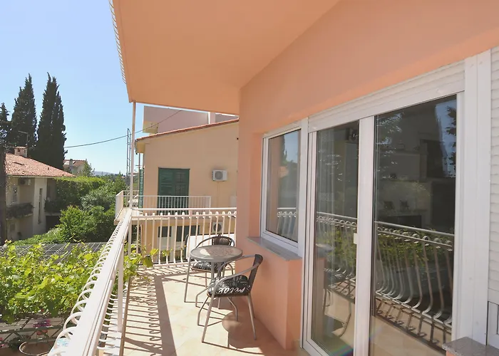 Poolside Paradise - A Hidden Gem In Appartement Split