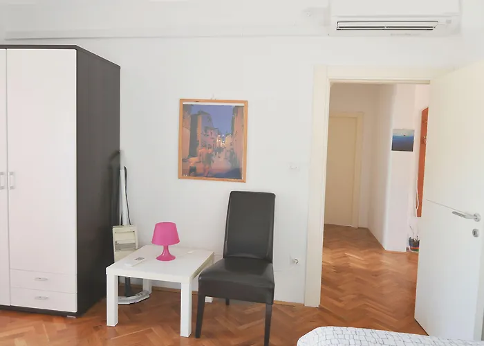 Poolside Paradise - A Hidden Gem In Appartement *