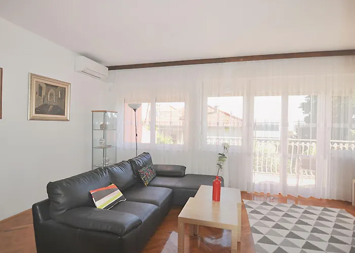 Poolside Paradise - A Hidden Gem In Appartement Split