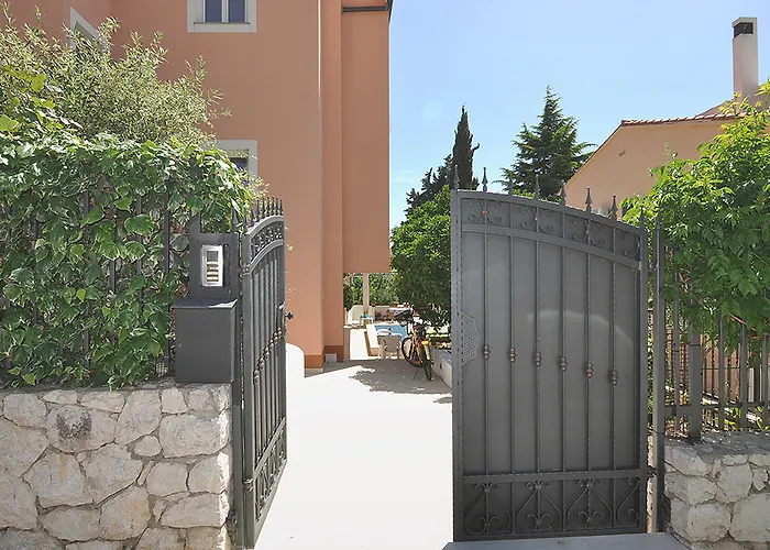 Appartement Poolside Paradise - A Hidden Gem In