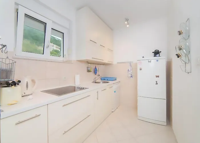 Poolside Paradise - A Hidden Gem In Appartement Split