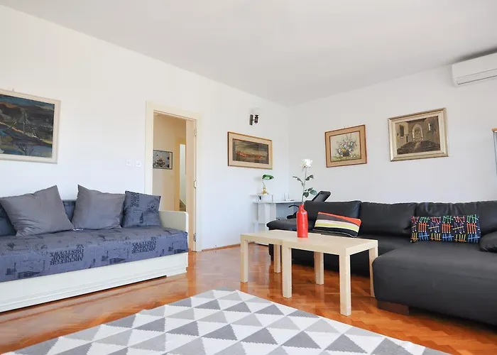 Poolside Paradise - A Hidden Gem In Appartement